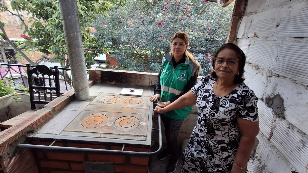 Estufas eficientes que unen las familias al calor de hogares sostenibles en Medellín